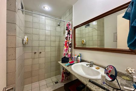 Apartamento à venda com 170m², 3 quartos e 2 vagas Apartamento à venda com 170m², 3 quartos e 2 vagasBanheiro da Suíte