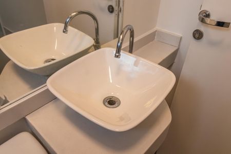 Casa de condomínio à venda com 257m², 4 quartos e 4 vagas Casa de condomínio à venda com 257m², 4 quartos e 4 vagasBanheiro de Serviço