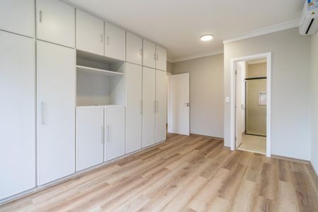 Casa de condomínio à venda com 257m², 4 quartos e 4 vagas Casa de condomínio à venda com 257m², 4 quartos e 4 vagasSuíte 4