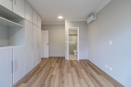 Casa de condomínio à venda com 257m², 4 quartos e 4 vagas Casa de condomínio à venda com 257m², 4 quartos e 4 vagasSuíte 4