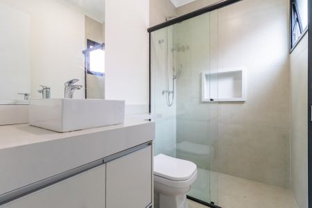 Casa de condomínio à venda com 257m², 4 quartos e 4 vagas Casa de condomínio à venda com 257m², 4 quartos e 4 vagasBanheiro da Suíte 1