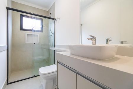 Casa de condomínio à venda com 257m², 4 quartos e 4 vagas Casa de condomínio à venda com 257m², 4 quartos e 4 vagasBanheiro da Suíte 3