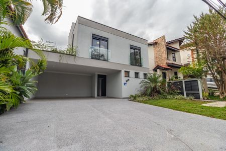 Casa de condomínio à venda com 257m², 4 quartos e 4 vagas Casa de condomínio à venda com 257m², 4 quartos e 4 vagasFachada