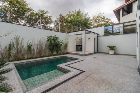 Casa de condomínio à venda com 257m², 4 quartos e 4 vagas Casa de condomínio à venda com 257m², 4 quartos e 4 vagasQuintal