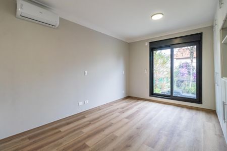 Casa de condomínio à venda com 257m², 4 quartos e 4 vagas Casa de condomínio à venda com 257m², 4 quartos e 4 vagasSuíte 4