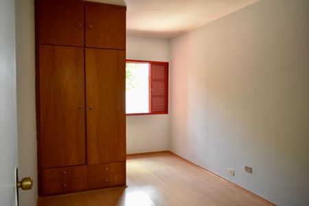 Casa à venda com 243m², 3 quartos e 3 vagas Casa à venda com 243m², 3 quartos e 3 vagasQuarto