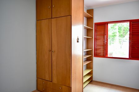 Casa à venda com 243m², 3 quartos e 3 vagas Casa à venda com 243m², 3 quartos e 3 vagasQuarto