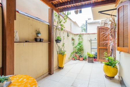 Casa de condomínio à venda com 120m², 3 quartos e 1 vagaQuintal