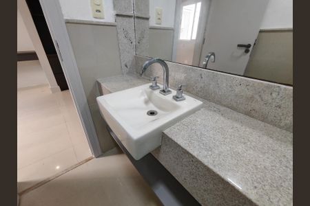 Apartamento à venda com 330m², 5 quartos e 6 vagasBanheiro Social