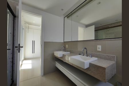 Apartamento à venda com 330m², 5 quartos e 6 vagasBanheiro da Suíte 2