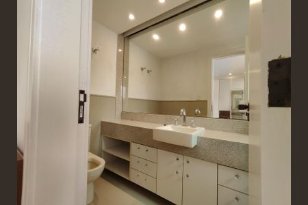 Apartamento à venda com 330m², 5 quartos e 6 vagasBanheiro da Suíte 3