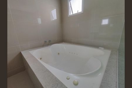 Apartamento à venda com 330m², 5 quartos e 6 vagasBanheiro da Suíte 1