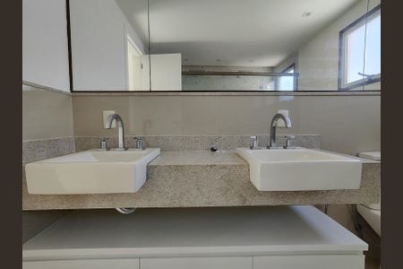 Apartamento à venda com 330m², 5 quartos e 6 vagasBanheiro da Suíte 2