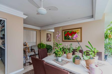 Casa à venda com 300m², 4 quartos e 5 vagas Casa à venda com 300m², 4 quartos e 5 vagasSala