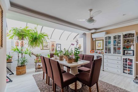 Casa à venda com 300m², 4 quartos e 5 vagas Casa à venda com 300m², 4 quartos e 5 vagasSala