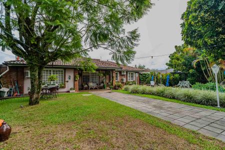 Casa à venda com 300m², 4 quartos e 5 vagas Casa à venda com 300m², 4 quartos e 5 vagasÁrea externa
