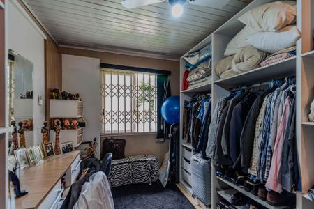 Casa à venda com 300m², 4 quartos e 5 vagas Casa à venda com 300m², 4 quartos e 5 vagasQuarto 2