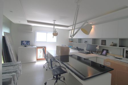 Casa à venda com 637m², 4 quartos e 4 vagasEscritório