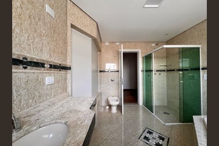 Casa à venda com 244m², 3 quartos e 5 vagas Casa à venda com 244m², 3 quartos e 5 vagasBanheiro da suíte 3
