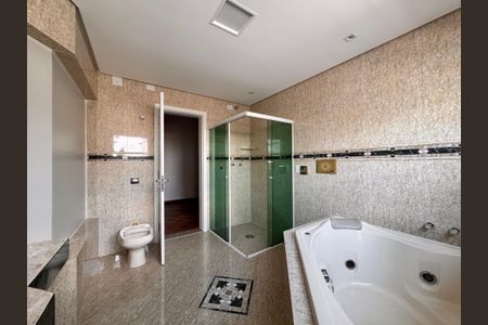 Casa à venda com 244m², 3 quartos e 5 vagas Casa à venda com 244m², 3 quartos e 5 vagasBanheiro da suíte 3