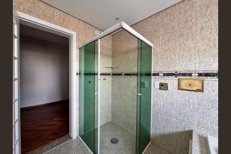Casa à venda com 244m², 3 quartos e 5 vagas Casa à venda com 244m², 3 quartos e 5 vagasBanheiro da suíte 3