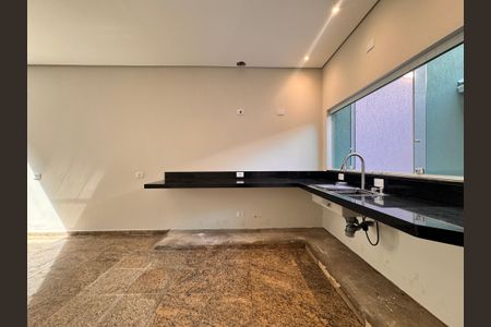 Casa à venda com 244m², 3 quartos e 5 vagas Casa à venda com 244m², 3 quartos e 5 vagasCozinha