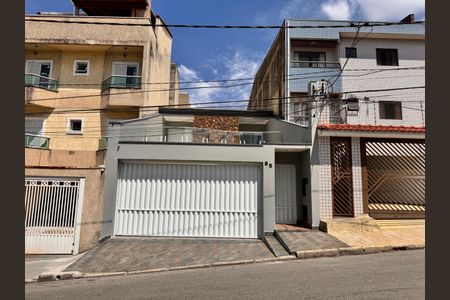 Casa à venda com 244m², 3 quartos e 5 vagas Casa à venda com 244m², 3 quartos e 5 vagasFachada
