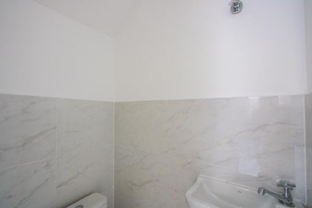 Casa à venda com 130m², 3 quartos e 4 vagas Casa à venda com 130m², 3 quartos e 4 vagasBanheiro da garagem