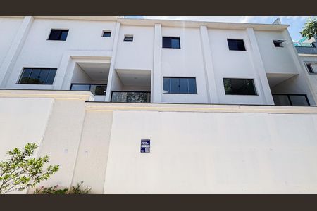 Casa à venda com 130m², 3 quartos e 4 vagas Casa à venda com 130m², 3 quartos e 4 vagasFachada