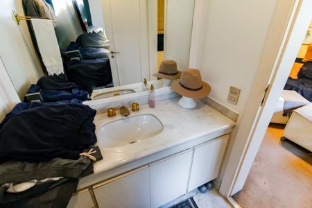 Apartamento à venda com 300m², 4 quartos e 4 vagas Apartamento à venda com 300m², 4 quartos e 4 vagasBanheiro da Suíte 4