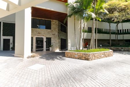 Apartamento à venda com 300m², 4 quartos e 4 vagas Apartamento à venda com 300m², 4 quartos e 4 vagasEntrada