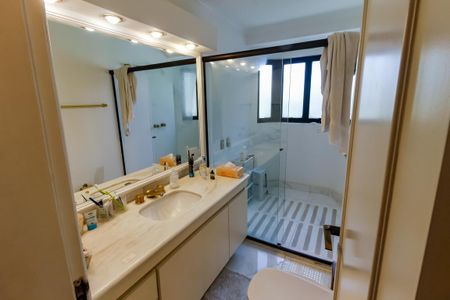 Apartamento à venda com 300m², 4 quartos e 4 vagas Apartamento à venda com 300m², 4 quartos e 4 vagasBanheiro da Suíte 2 - 1