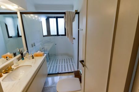 Apartamento à venda com 300m², 4 quartos e 4 vagas Apartamento à venda com 300m², 4 quartos e 4 vagasBanheiro da Suíte 2