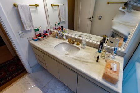 Apartamento à venda com 300m², 4 quartos e 4 vagas Apartamento à venda com 300m², 4 quartos e 4 vagasBanheiro da Suíte 2