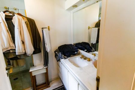 Apartamento à venda com 300m², 4 quartos e 4 vagas Apartamento à venda com 300m², 4 quartos e 4 vagasBanheiro da Suíte 4