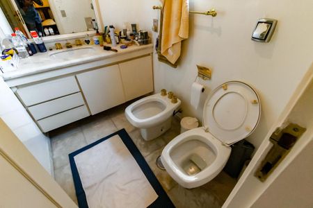 Apartamento à venda com 300m², 4 quartos e 4 vagas Apartamento à venda com 300m², 4 quartos e 4 vagasBanheiro da Suíte 3