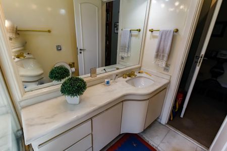 Apartamento à venda com 300m², 4 quartos e 4 vagas Apartamento à venda com 300m², 4 quartos e 4 vagasBanheiro da Suíte 1