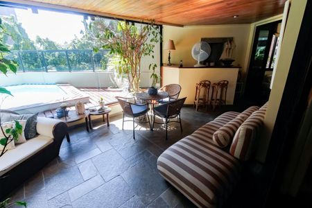 Apartamento à venda com 300m², 4 quartos e 4 vagas Apartamento à venda com 300m², 4 quartos e 4 vagasVaranda