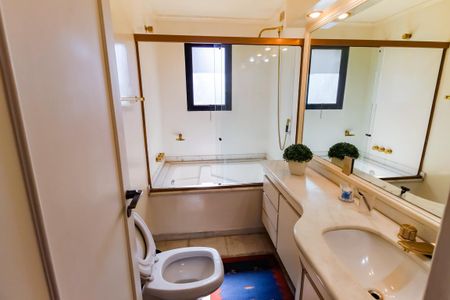 Apartamento à venda com 300m², 4 quartos e 4 vagas Apartamento à venda com 300m², 4 quartos e 4 vagasBanheiro da Suíte 1