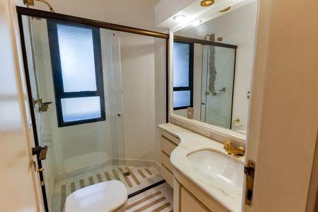 Apartamento à venda com 300m², 4 quartos e 4 vagas Apartamento à venda com 300m², 4 quartos e 4 vagasBanheiro da Suíte 2