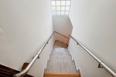 Casa à venda com 150m², 3 quartos e 2 vagas Casa à venda com 150m², 3 quartos e 2 vagasEscada