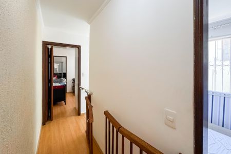 Casa à venda com 150m², 3 quartos e 2 vagas Casa à venda com 150m², 3 quartos e 2 vagasEscada
