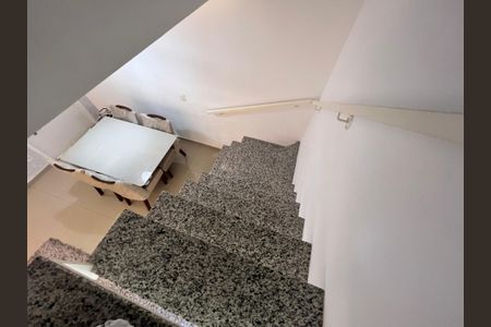 Casa de condomínio à venda com 120m², 3 quartos e 2 vagas Casa de condomínio à venda com 120m², 3 quartos e 2 vagasEscada Segundo Andar