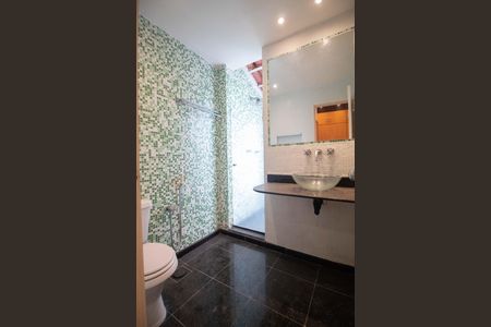 Apartamento à venda com 117m², 2 quartos e 1 vaga Apartamento à venda com 117m², 2 quartos e 1 vagaBanheiro da suíte