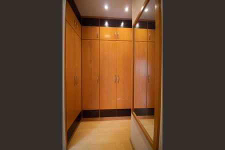 Apartamento à venda com 117m², 2 quartos e 1 vaga Apartamento à venda com 117m², 2 quartos e 1 vagaSuíte master - Closet