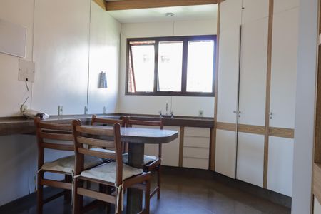 Apartamento à venda com 330m², 5 quartos e 5 vagas Apartamento à venda com 330m², 5 quartos e 5 vagasCopa da cozinha