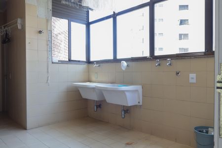 Apartamento à venda com 330m², 5 quartos e 5 vagas Apartamento à venda com 330m², 5 quartos e 5 vagasLavanderia