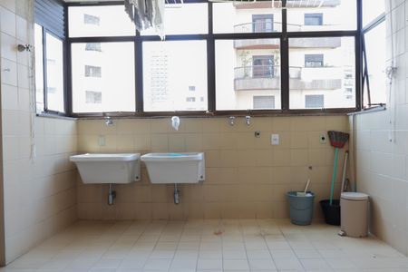 Apartamento à venda com 330m², 5 quartos e 5 vagas Apartamento à venda com 330m², 5 quartos e 5 vagasLavanderia