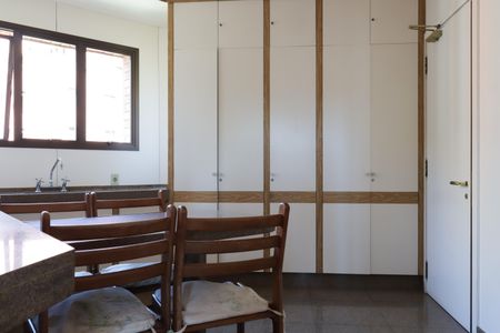 Apartamento à venda com 330m², 5 quartos e 5 vagas Apartamento à venda com 330m², 5 quartos e 5 vagasCopa da cozinha