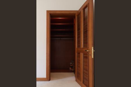 Apartamento à venda com 330m², 5 quartos e 5 vagas Apartamento à venda com 330m², 5 quartos e 5 vagasArmário da Suíte principal